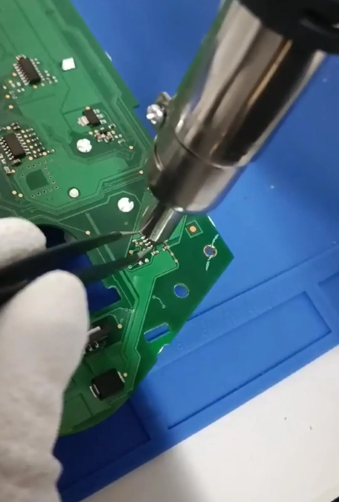 Arbeit an einer Platine bei der Reparatur von Fahrzeugelektronik in der BollWerk-Werkstatt